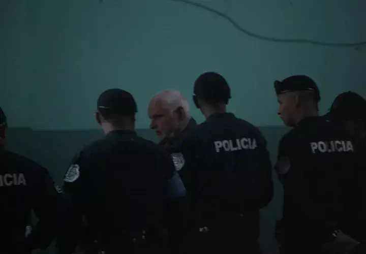 Ricardo Martinelli y sus cuatro abogados acudieron hoy jueves 28 de marzo a una oficina habilitada por el Ministerio Público, en el segundo piso del edificio Avesa, para revisar las siete carpetillas. 