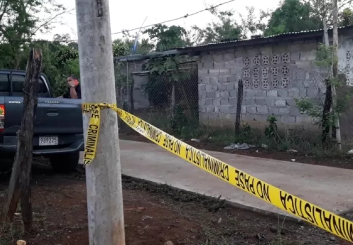 El hoy occiso recibió de seis a ocho impactos con un arma de fuego en el área de la cabeza, brazo y espalda, mientras que su madre recibió una herida en el muslo derecho por la que se mantuvo bajo atención médica en el hospital Regional Rafael Hernández en David. Foto/Mayra Madrid