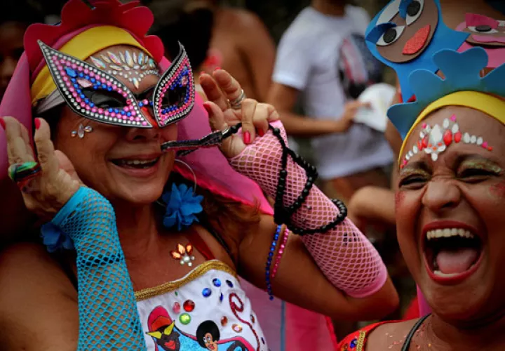 Varias comparsas participan de la fiesta del Carnaval. FOTO/EFE