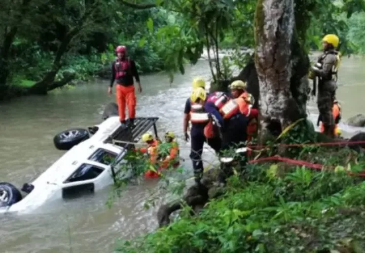 El Sistema Nacional de Protección Civil se mantiene vigilante en el área, hasta que el río baje. /Foto Cortesía