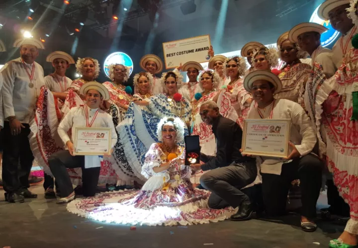 Ballet Folklórico Ritmos y Raíces Panameñas durante la premiación en Turquía. Foto: Cortesía