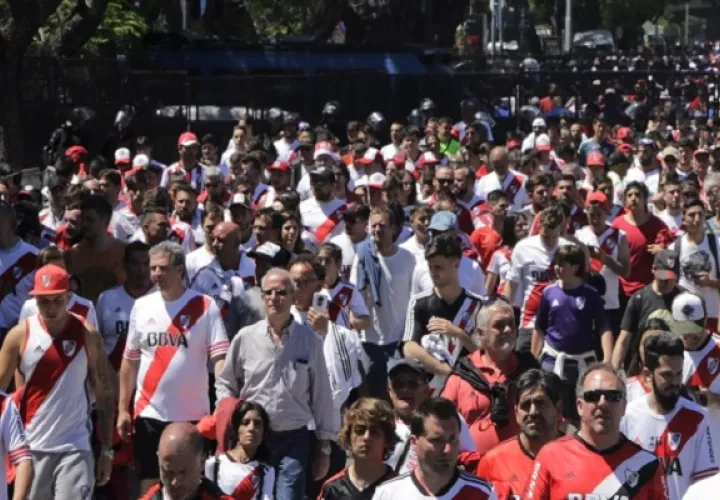 La imagen de los fanáticos sigue cayendo.