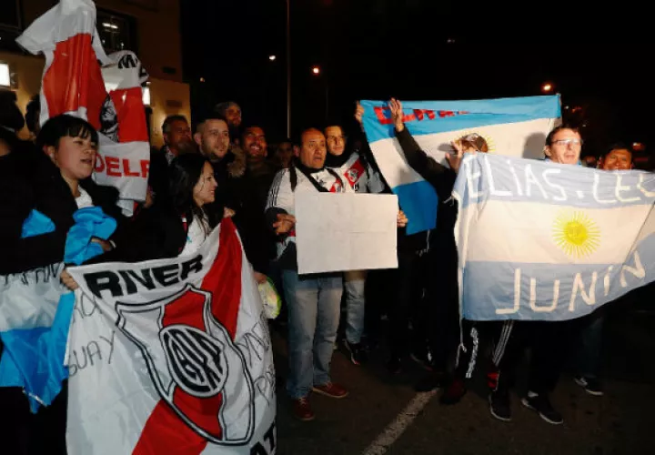 Aficionados de River Plate festejan a la salida del estadio Santiago Bernabéu. Foto:EFE