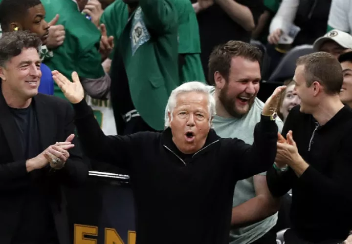 Robert Kraft durante un partido de los Celtics e Indiana Foto AP