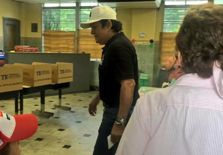 Roberto "Manos de Piedra" Durán votó en el colegio La Salle. 