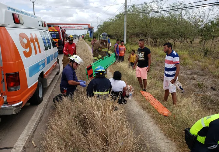 Todos los heridos fueron atendidos en el lugar del accidente y luego trasladados a un centro hospitalario. Foto/Cuerpo de Bomberos