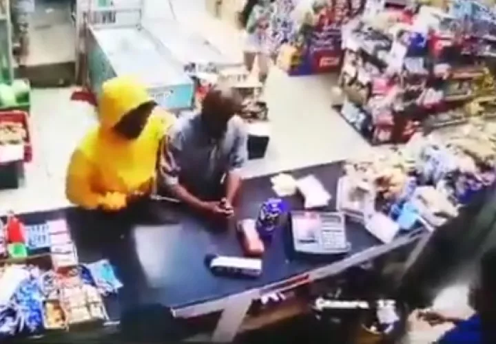 Una cámara de seguridad capta el momento en que dos sujetos roban en un local comercial en Barrio Colón, La Chorrera.