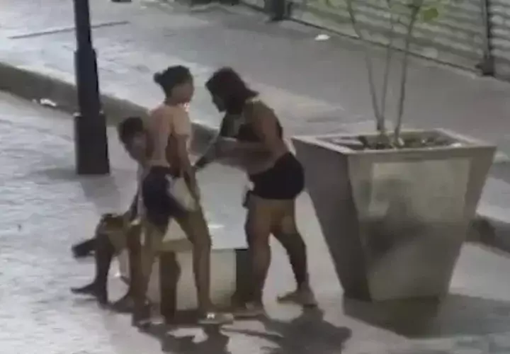 Dos mujeres fueron captadas en video, en el momento que intentaron robarle a un sujeto en la Peatonal. 