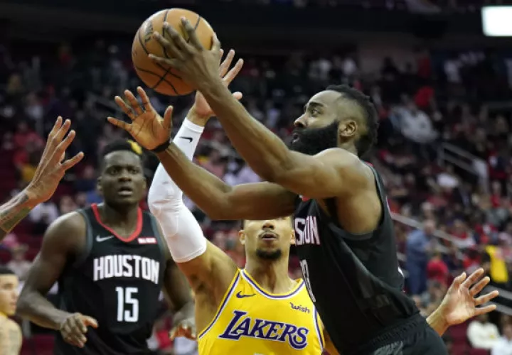 James Harden de los Rockets  anota una canasta. Foto:AP