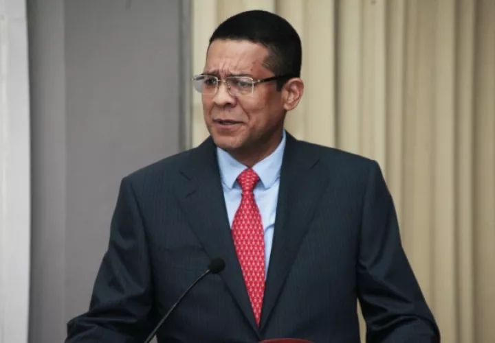 Rogelio Saltarín está fuera del país. Víctor Arosemena