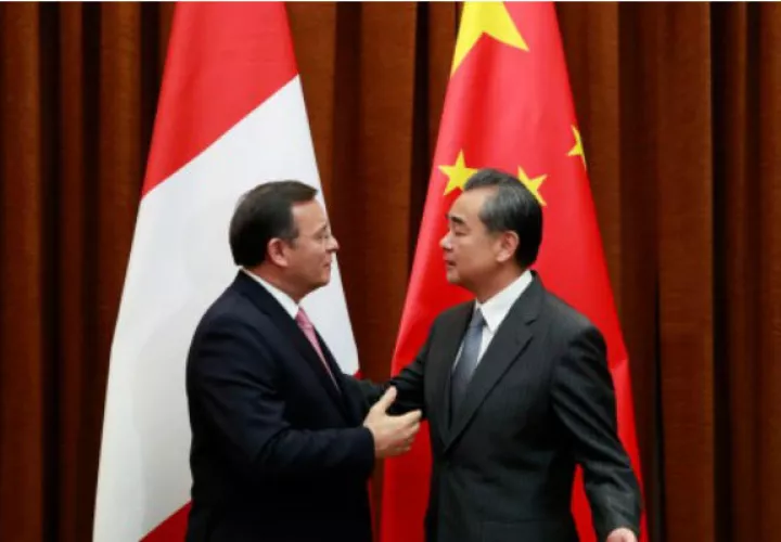 Roger Valencia participó estos días en la primera Expo de Importaciones de China al frente de una delegación comercial formada por 15 grupos empresariales de su país. /Foto/EFE