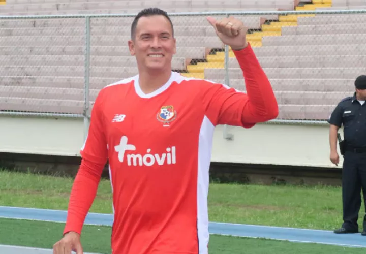 Blas Pérez, en los entrenamientos en el Rommel Fernández.