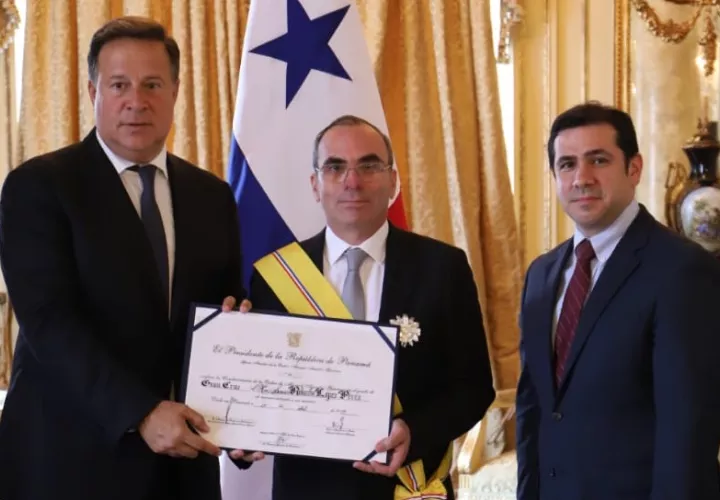 Rolando López (centro) recibió la Orden Manuel Amador Guerrero, en el Grado de Gran Cruz. Foto Presidencia