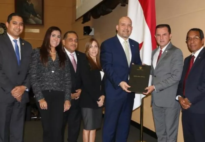 El ministro Rolando Mirones entrega al pleno de la Asamblea Nacional el proyecto que crea el Sistema Nacional de Emergencias 911. Foto @asambleapa