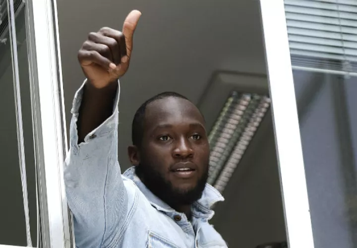 Romelu Lukaku saluda a los seguidores del Inter Foto AP