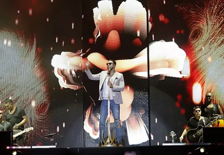 Romeo Santos se adueñó del Estadio Rommel Fernández. Foto: Aurelio Herrera