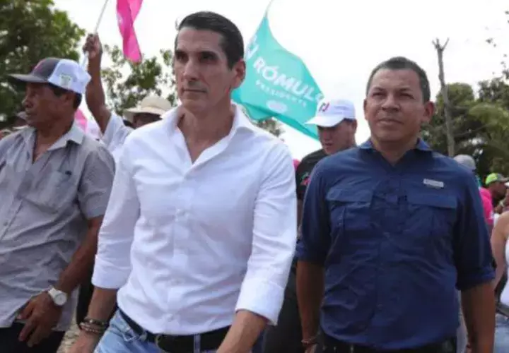 Roux y Casís caminando por Puerto Caimito. Foto de Cortesía
