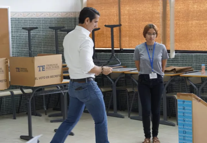 Rómulo Roux y Ricardo Lombana fueron los primeros candidatos en ejercer el voto. Foto: Tribunal Electoral.