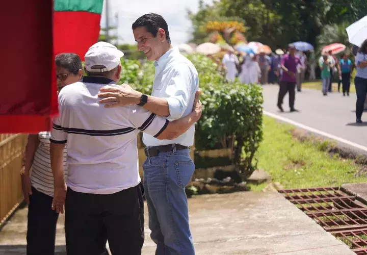 Candidato a la presidencia por el CD, Rómulo Roux. 