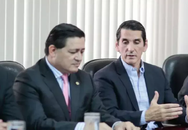 Rómulo Roux ante los abogados. /Foto Cortesía