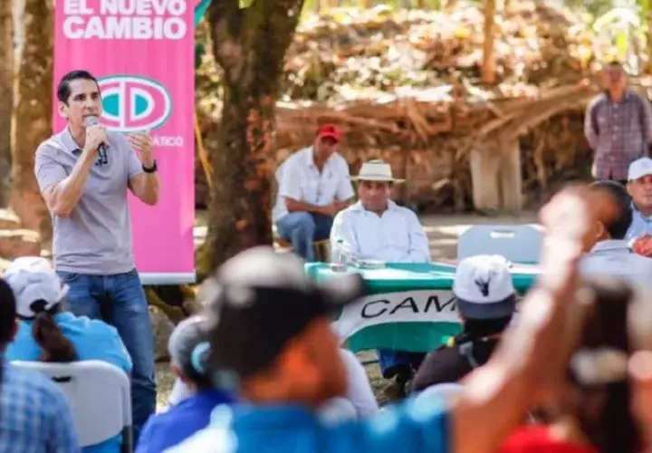 Rómulo Roux durante su gira ayer en Veraguas. Cortesía