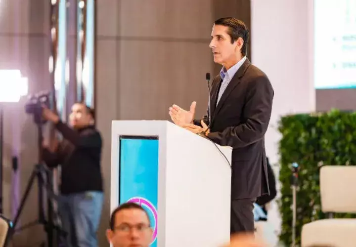 Rómulo Roux no apareció en el listado de postulación en firme del TE.