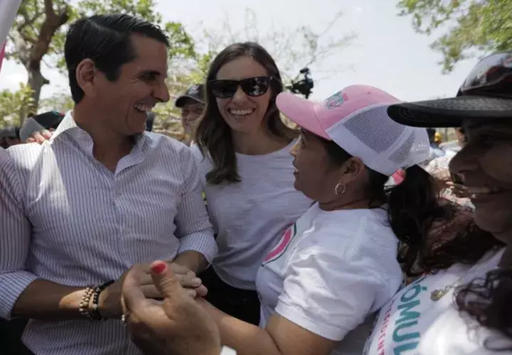 Rómulo Roux habla a las mujeres. Foto/Coertesía