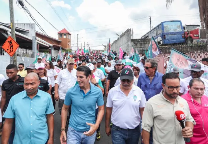 Rómulo Roux se movió por la ciudad capital ayer.