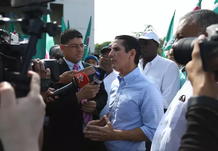 Rómulo Roux participó en la masiva concentración a favor del expresidente Ricardo Martinelli, la cual se realizó en la Plaza de la Democracia del Tribunal Electoral. 