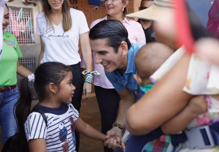 Por la mañana y mediodía de este jueves 2 de mayo, Rómulo Roux recorrió las calles de La Chorrera, Juan Díaz y San Miguelito. 