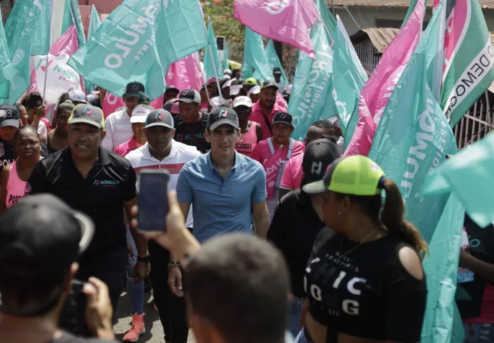 Rómulo Roux inició su recorrido de hoy en el conocido Puente Rojo, donde caminó junto con la oferta electoral de Cambio Democrático y Alianza en el popular distrito de San Miguelito. 