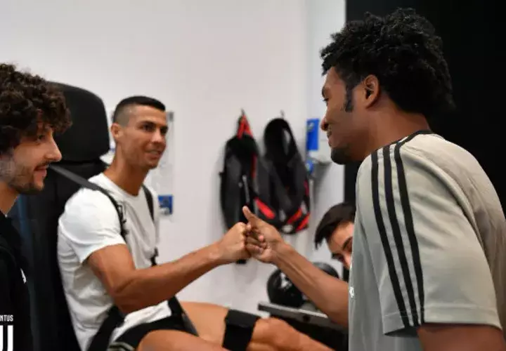 Ronaldo saluda al colombiano Cuadrado. Foto:@juventusfc