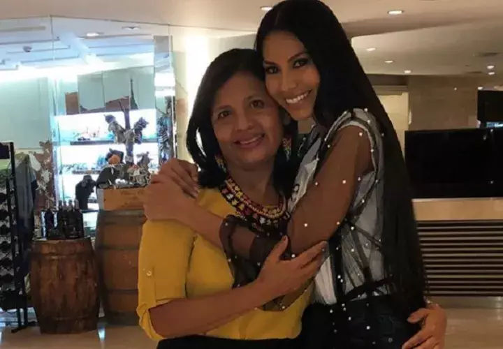 Rosa Iveth Montezuma recibiendo a su mamá. Foto: Instagram