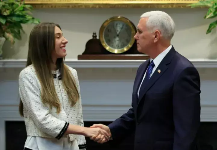 El vicepresidente Mike Pence le da la bienvenida a Fabiana Rosales, izquierda, esposa del líder opositor venezolano Juan Guaidó, en la Sala Roosevelt de la Casa Blanca en Washington. FOTO/AP