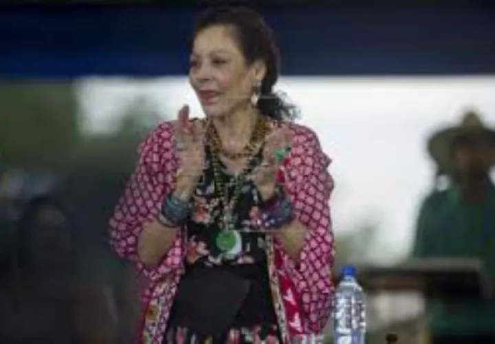  Una opositora luce una camiseta dedicada a los "presos políticos" tras una reunión de la OEA en El Salvador. Foto: EFE.