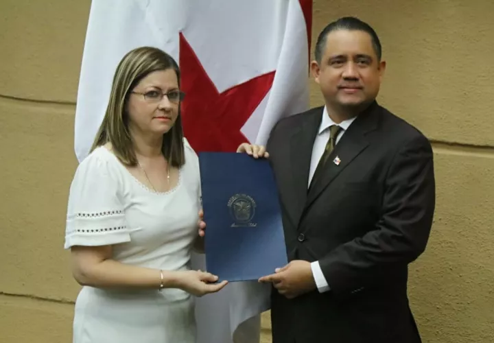 La ministra Rosario Turner le entrega al presidente de la Asamblea Nacional, Marcos Castillero, proyecto que modifica Ley 90. 