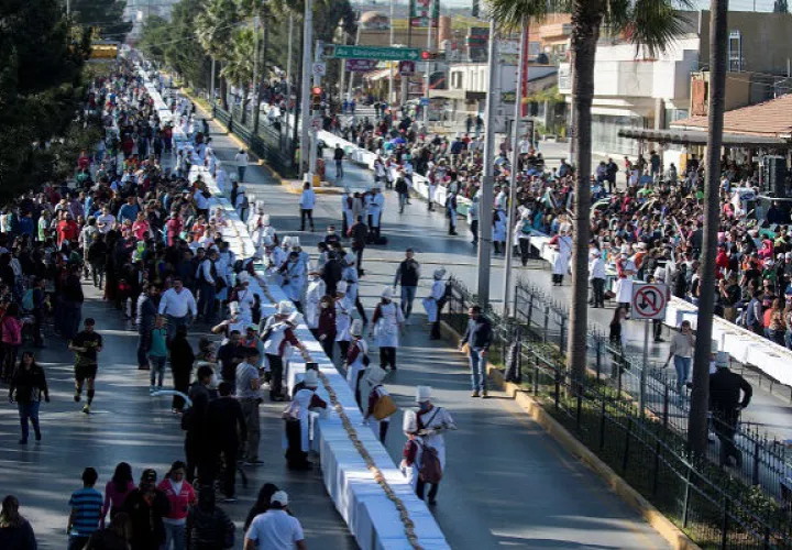 La universidad tiene la tradición, desde hace unos cinco años, de fabricar enormes roscas de reyes. 
