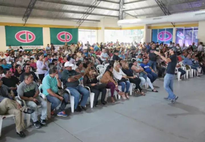 Rómulo Roux muestra preocupación por la falta de medicamentos. Foto: Cortesía