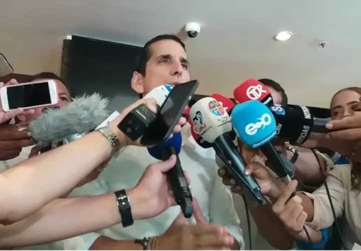 Fue el primer candidato presidencia en votar. Foto de Luis Ávila