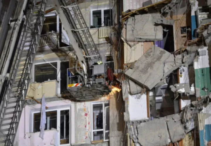 Miembros de los servicios de rescate rusos buscan entre los escombros de un edificio derrumbado en la ciudad de Magnitogorsk, en la región de los Urales (Rusia). EFE