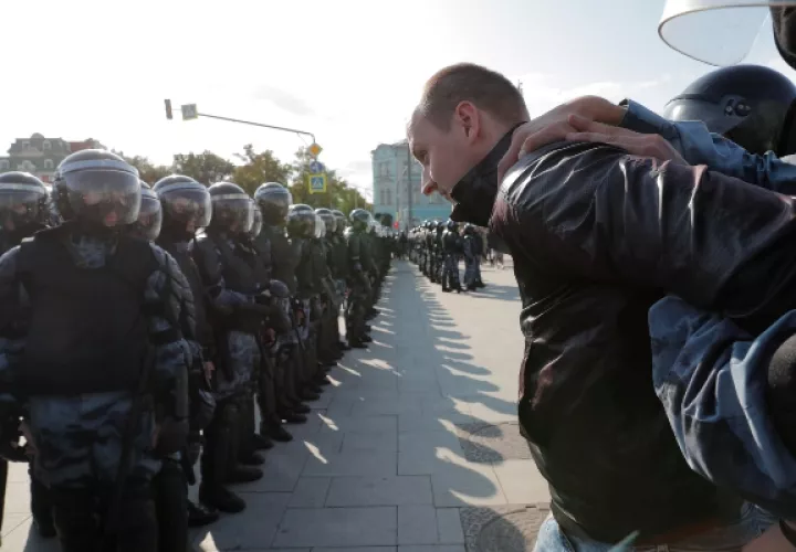 Las autoridades moscovitas desplegaron un gran dispositivo policial, con fuerzas antidisturbios y empleo incluso de helicópteros, para impedir la manifestación opositora. FOTO/AP
