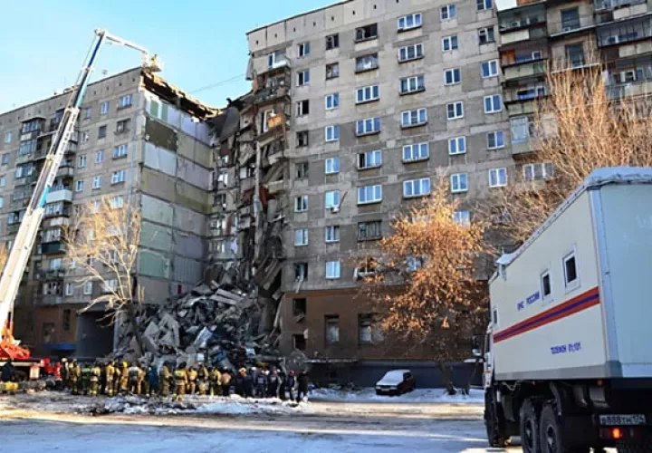 Rescatistas rusos limpiando escombros después de una explosión de gas en un edificio de apartamentos en la ciudad de Magnitogorsk, región de Chelyabinsk, Rusia , 31 de diciembre de 2018. La explosión en un edificio residencial en Magnitogorsk dañó 48 apartamentos, en los que, según informes, vivían 110 personas. Seis personas fueron retiradas de los escombros: cuatro murieron, dos resultaron heridas, incluyendo un niño. El destino de 68 residentes aún se desconoce. FOTO/AP