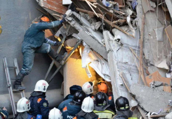  Miembros de los servicios de rescate rusos retiran escombros de un edificio derrumbado en la ciudad de Magnitogorsk, en la región de los Urales (Rusia). EFE