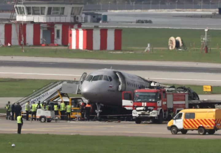 El avión con sus depósitos de combustible llenos, colisionó con la pista y estalló en llamas.