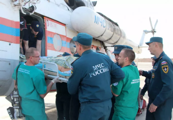 Médicos y oficiales rusos trasladan a Moscú a un herido en el ataque en Kerch. Foto: EFE.