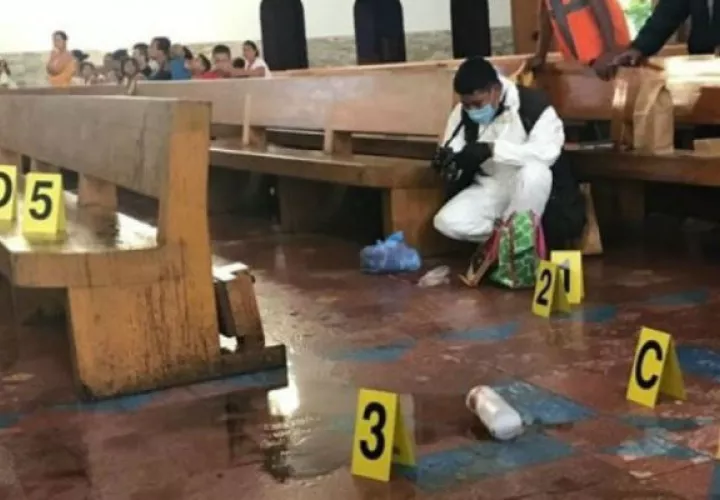 El sacerdote Mario Guevara, fue atacado por Elis Leonidovna Gonn, de 24 años. Foto: EFE