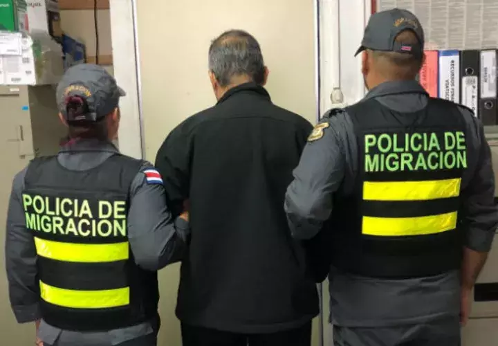 Momentos cuando el sacerdote fue retenido. Foto: Mayra Madrid.  