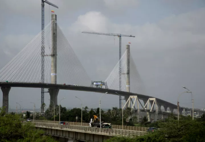  La constructora española Sacyr terminó de unir en Barranquilla el tablero de la estructura del puente Pumarejo.