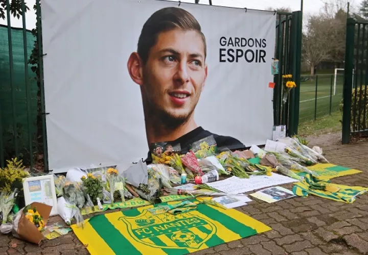 Sala murió en un accidente aéreo.