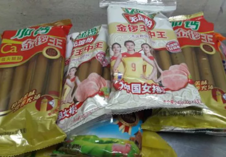Las salchichas de cerdo y de pollo serán incineradas para cumplir las reglas zoosanitarias panameñas. Foto: Mida.